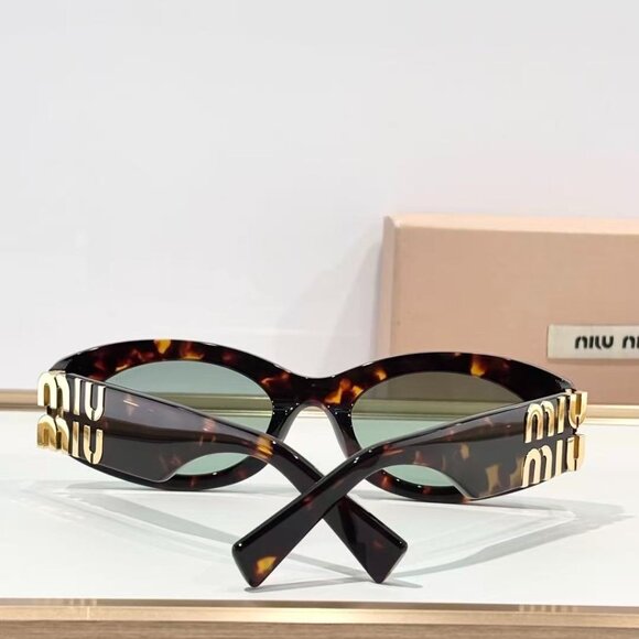 Miu Miu sunglasses with case main image 5